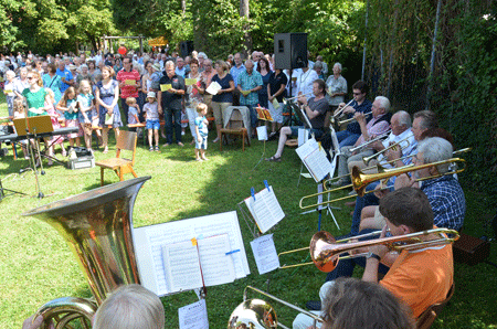 Blaeser-+-singende-Godi-Besucher